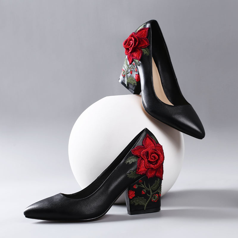 Embroidery Rose - Czółenka z haftem z przędzy, czerwona